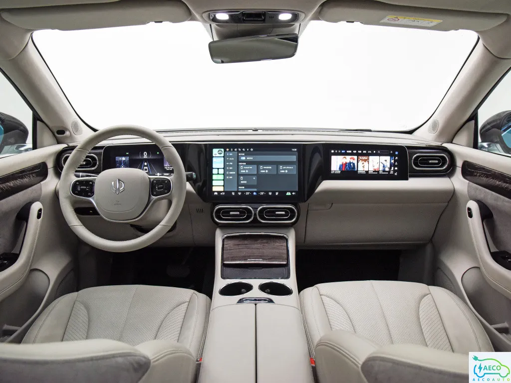 2021 Lingpao Sedan Top Rated EV Electric Car 170km/H 5 Seats Autopilot Highest Safety Rating